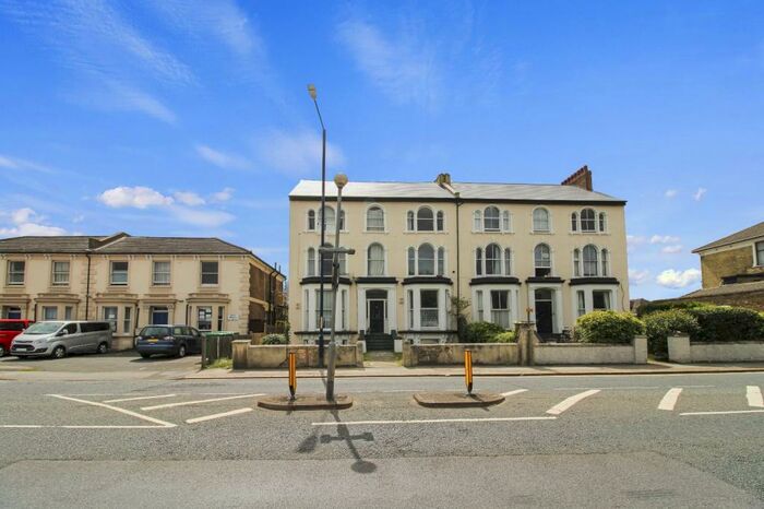 1 Bedroom Flat To Rent In Overcliffe, Gravesend, Kent, DA11