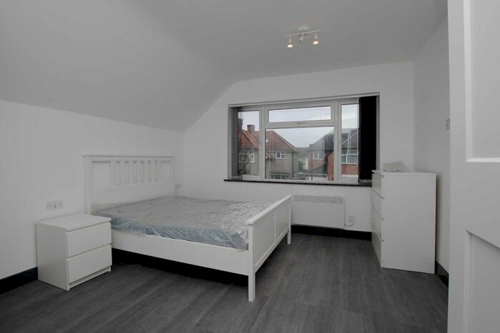 Studio To Rent In Wellington Avenue, Hounslow, TW3