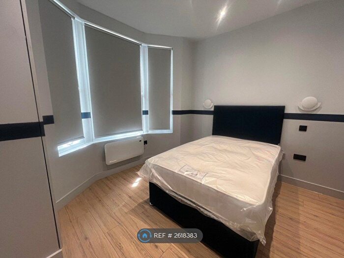 Studio To Rent In Wells Way, London, SE5