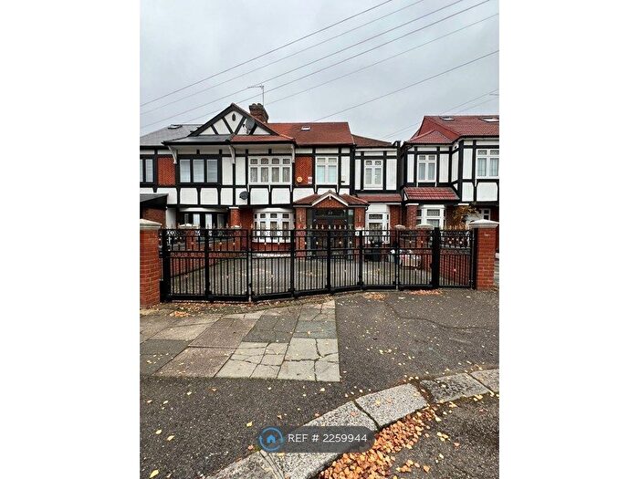 6 Bedroom Semi-Detached House To Rent In Chalgrove Crescent, Ilford, IG5