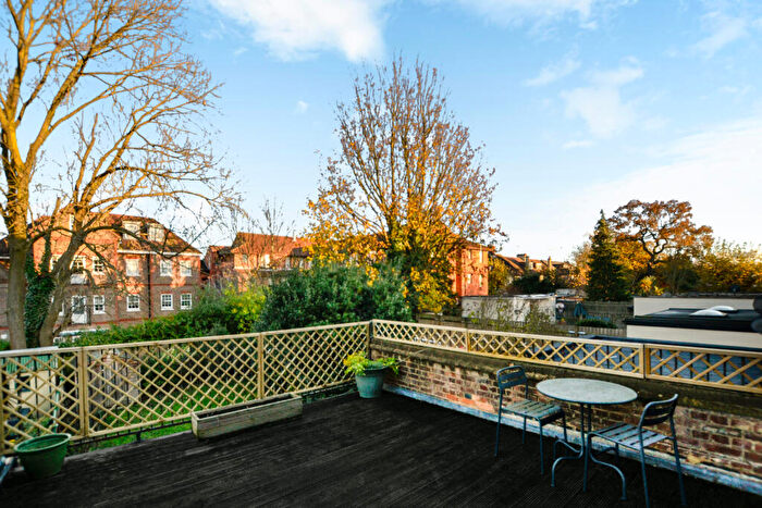 2 Bedroom Flat To Rent In Templars Avenue, NW11
