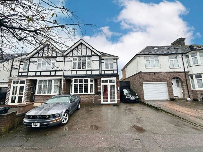3 Bedroom Semi-Detached House For Sale In Oakley Road, Luton, LU4