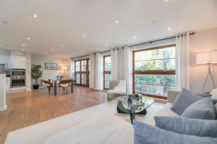 3 Bedroom Mews To Rent In Pied Bull Yard, Islington, London, N1