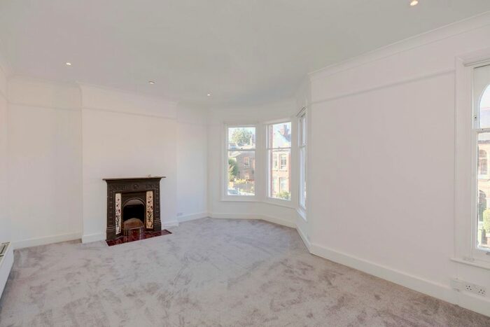 3 Bedroom Flat To Rent In Glenfield Road, London, SW12
