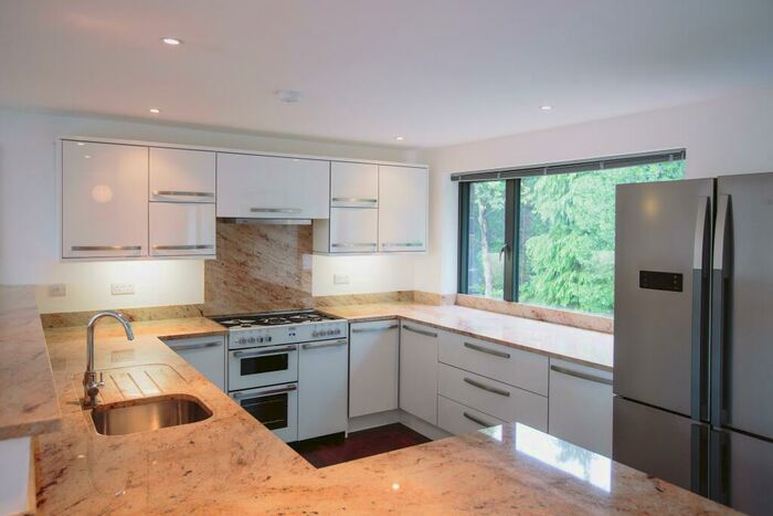 2 Bedroom Flat To Rent In Hollies Park Court, Weetwood Lane, Weetwood, Leeds, LS16