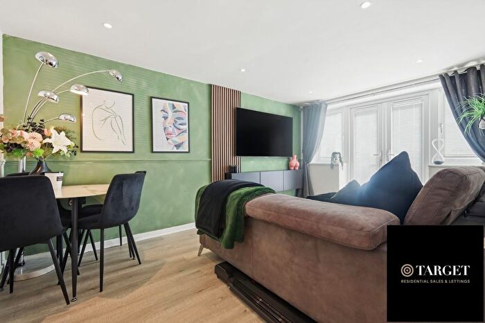 1 Bedroom Flat For Sale In Bullsmoor Way, Waltham Cross, EN8