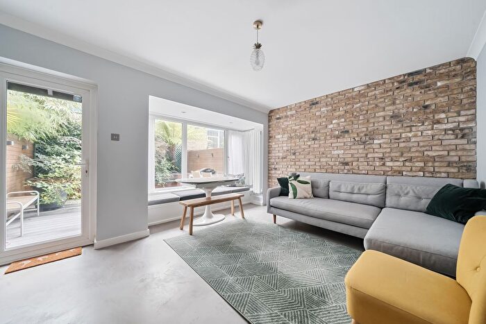 3 Bedroom Town House To Rent In Jutland Close, London, N19