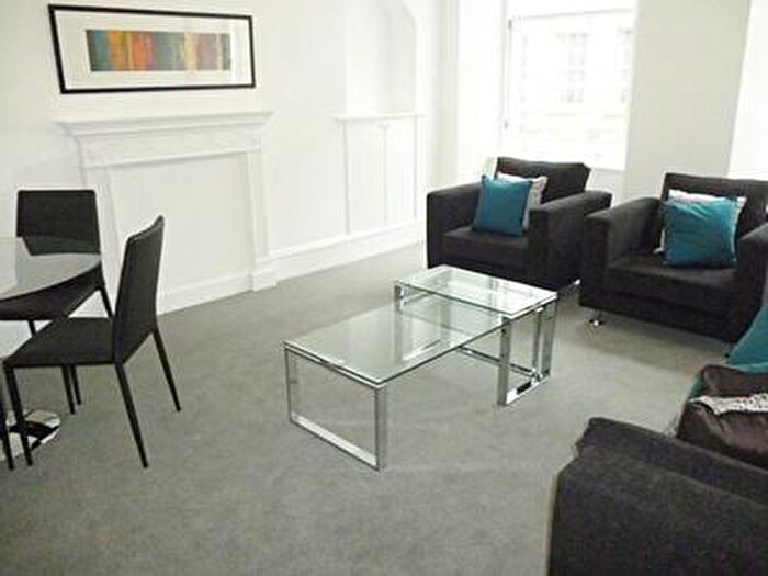 3 Bedroom Flat To Rent In Brighton Street, Edinburgh, EH1