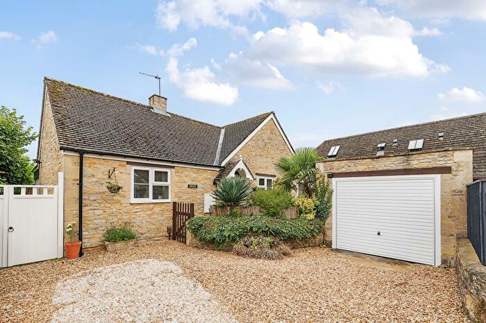 3 Bedroom Detached Bungalow For Sale In Mill Green Close, Bampton, OX18