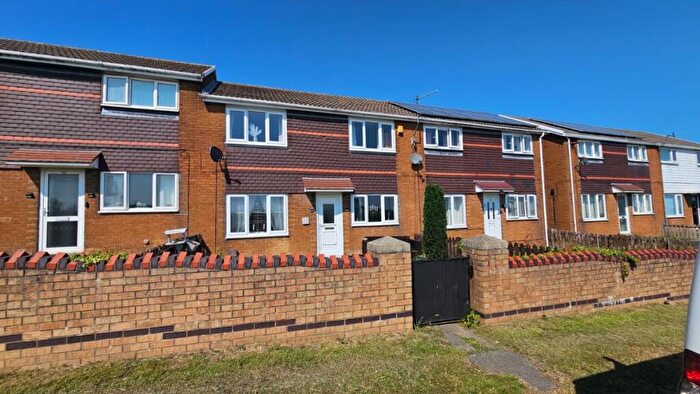 3 Bedroom Town House To Rent In Cloughfields, Hoyland, S74