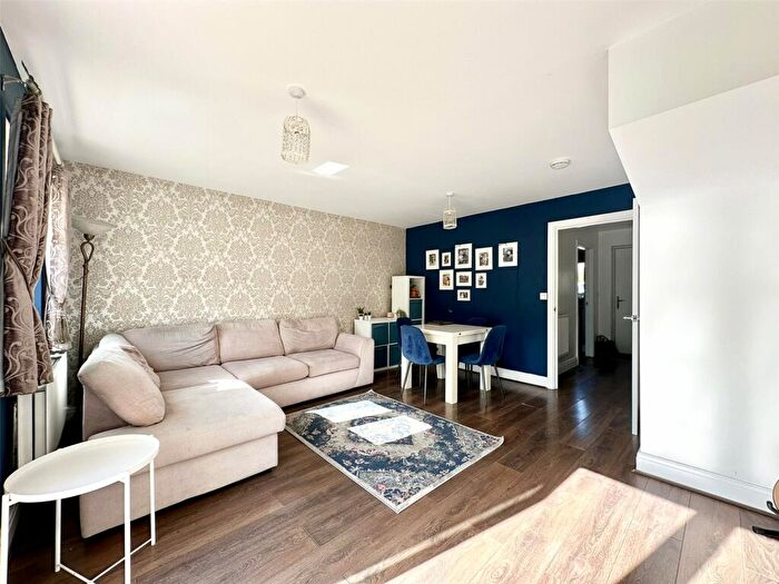 3 Bedroom End Of Terrace House For Sale In Castle Street, Swanscombe, Kent, DA10