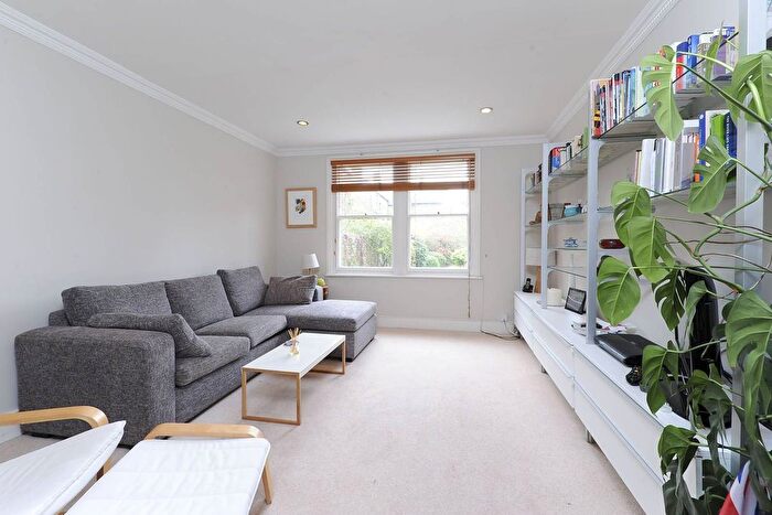 2 Bedroom Flat To Rent In Abbeville Road, Clapham, London, SW4