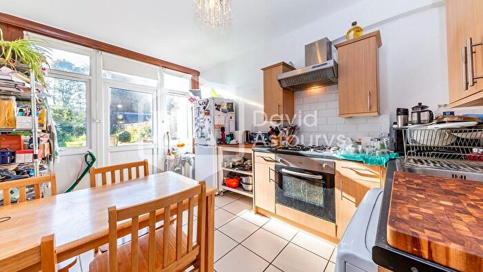 2 Bedroom Apartment To Rent In Wightman Road, Hornsey Crouch End, London, N8