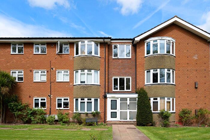 2 Bedroom Flat To Rent In The Avenue, Worcester Park, KT4
