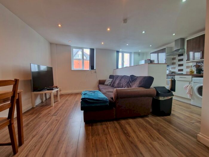 3 Bedroom Flat To Rent In City Road, Cathays, Cardiff, CF24