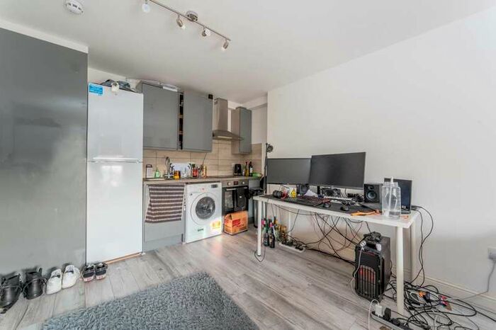Flat To Rent In Uxbridge Road, Shepherd's Bush, W12