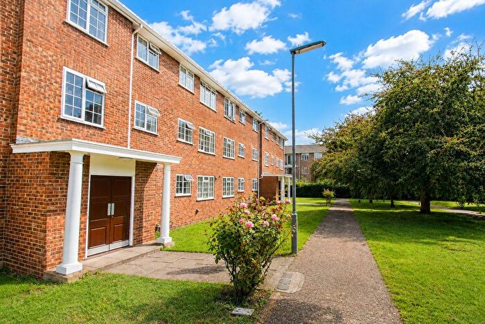 3 Bedroom Flat To Rent In Kingfisher Drive, Staines-Upon-Thames, TW18