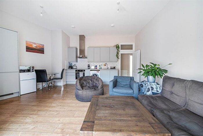 3 Bedroom Flat To Rent In Petunia Court, Malden Manor, KT3