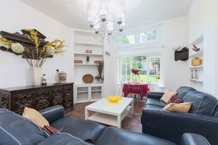 2 Bedroom Flat To Rent In Heathfield Park, Willesden Green, NW2