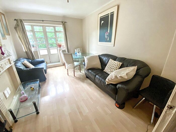 2 Bedroom Flat To Rent In Oaklands Estate, Cubitt House Oaklands Estate, SW4