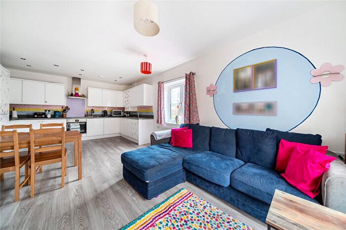 2 Bedroom Flat For Sale In Wildridings Road, Bracknell, Berkshire, RG12