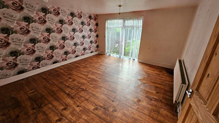 4 Bedroom Terraced House For Sale In Dulverton Place, Beeston, Leeds, LS11