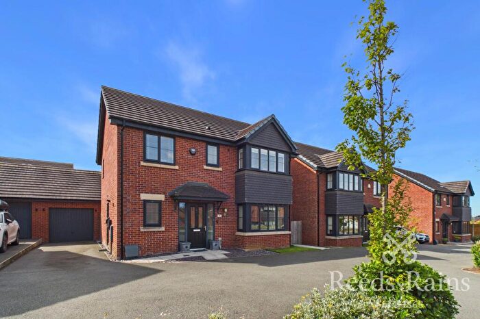 4 Bedroom Detached House For Sale In Wychwood Grove, Leyland, Lancashire, PR25