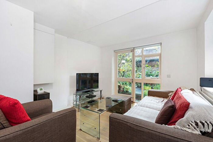 2 Bedroom Flat To Rent In Lakeside Road, London, W14