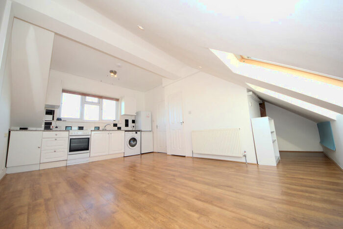 Flat To Rent In Firs Lane, Winchmore Hill, N21