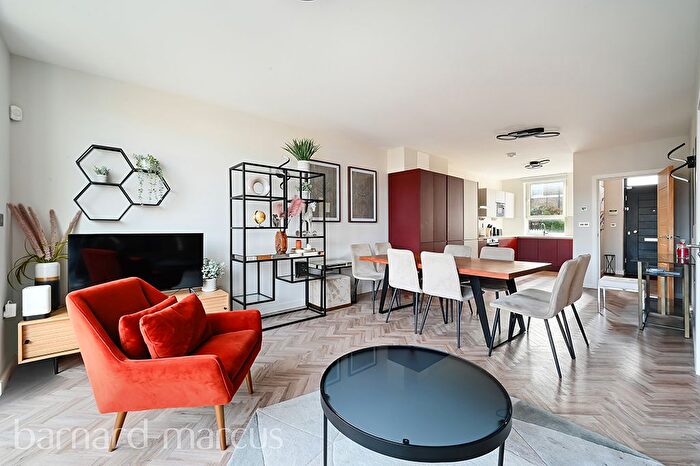 3 Bedroom Flat To Rent In Lyham Road, London, SW2