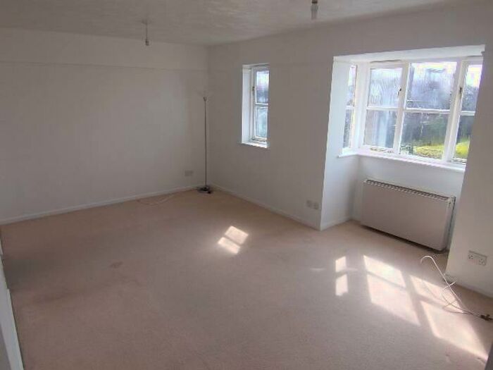 2 Bedroom Flat To Rent In Redwood Gardens, Chingford, E4