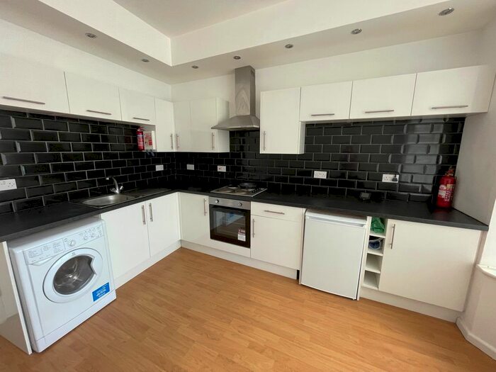 1 Bedroom Flat To Rent In Pen-Y-Lan Road, Cardiff, CF24