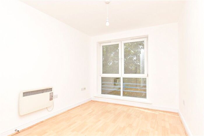 2 Bedroom Flat For Sale In Stuart Road, Gravesend, Kent, DA11