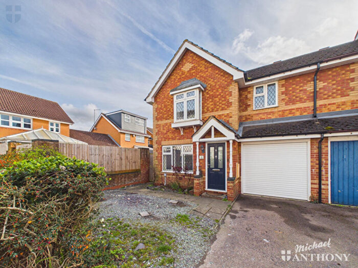 3 Bedroom End Of Terrace House For Sale In Redwing, Aylesbury, HP19