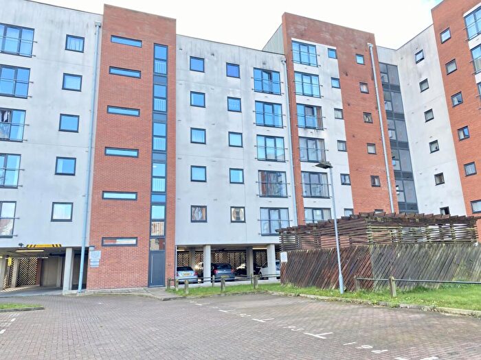 2 Bedroom Flat To Rent In Pilgrims Way, Salford Quays, Salford, M50