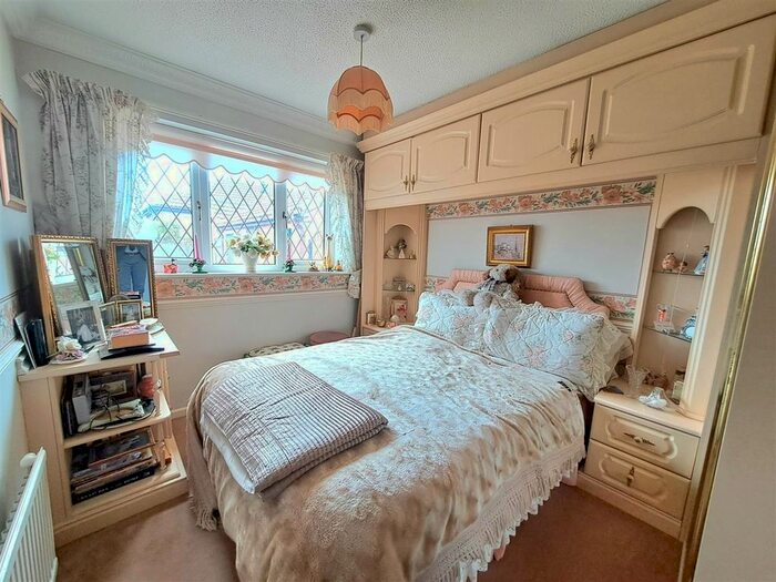 2 Bedroom Detached Bungalow For Sale In Windsor Close, Harlington, Doncaster, DN5