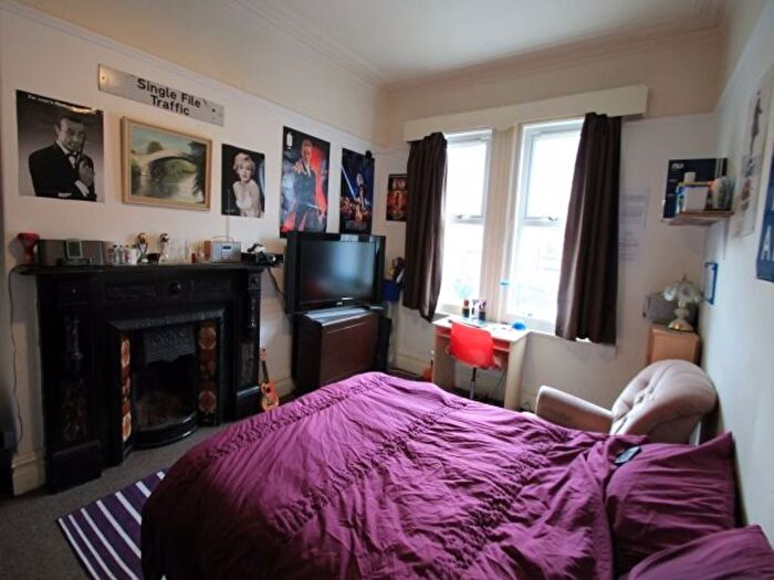 6 Bedroom Semi-detached House To Rent In Brudenell Avenue, Leeds, LS6