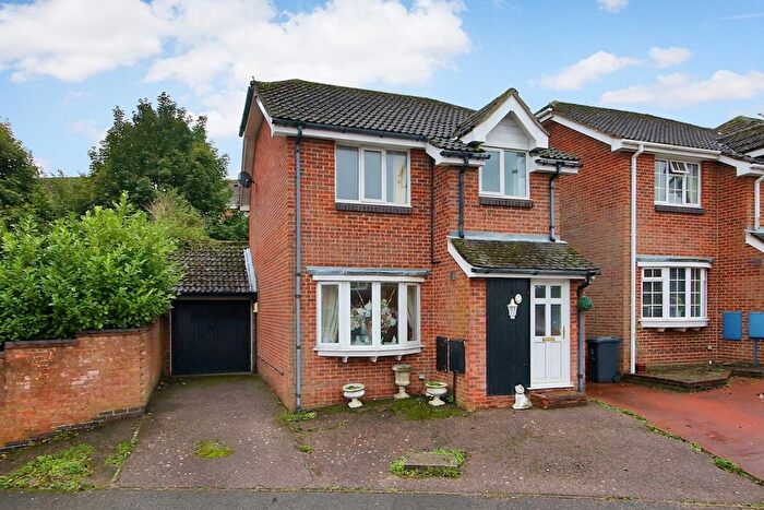 3 Bedroom Link Detached House For Sale In Farriers Way, Uckfield, TN22