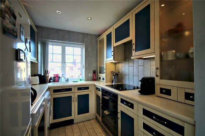 2 Bedroom Apartment To Rent In Waterside Gardens, Reading, Berkshire, RG1