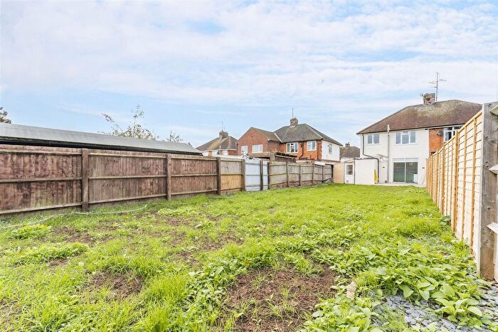 3 Bedroom Semi-Detached House For Sale In Hillcrest Avenue, Kettering, NN15