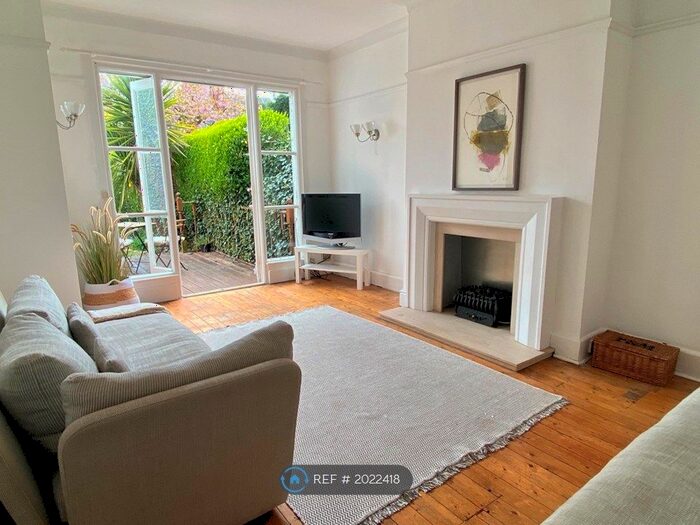 2 Bedroom Maisonette To Rent In Otley Road, Leeds, LS16