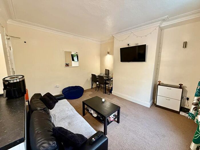 2 Bedroom Terraced House To Rent In Station Parade, LS5