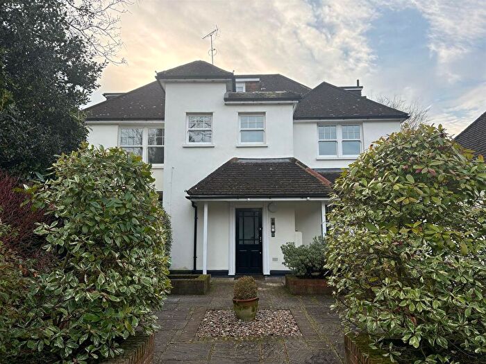 2 Bedroom Flat To Rent In Round Oak Road, Weybridge, KT13