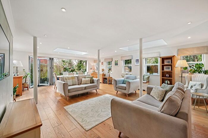 5 Bedroom Detached House For Sale In Half Acre Road, Hanwell, London, W7