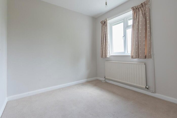 2 Bedroom Apartment To Rent In Belvedere Close, Esher, Surrey, KT10