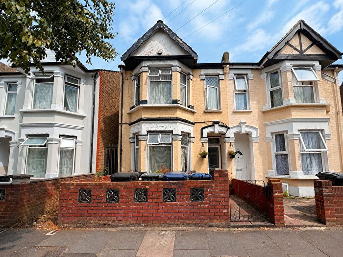 3 Bedroom Semi Detached House For Sale In West End Road, Southall, UB1