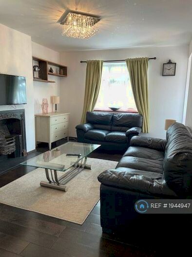 2 Bedroom Flat To Rent In Althorne Gardens, London, E18