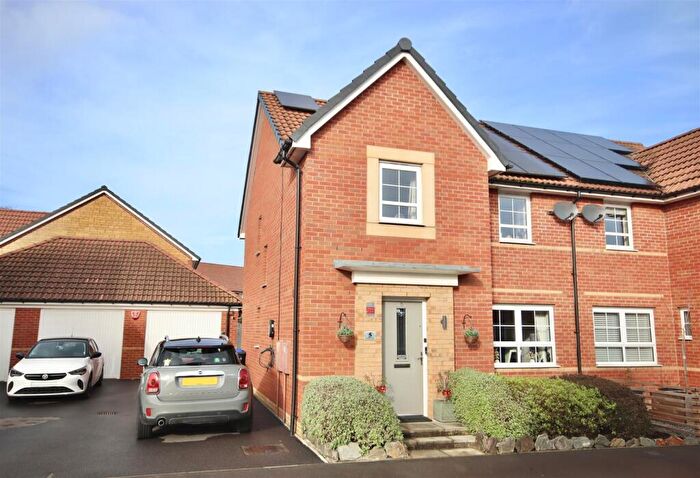 4 Bedroom Semi Detached House For Sale In Hickory Way, Chippenham, SN15
