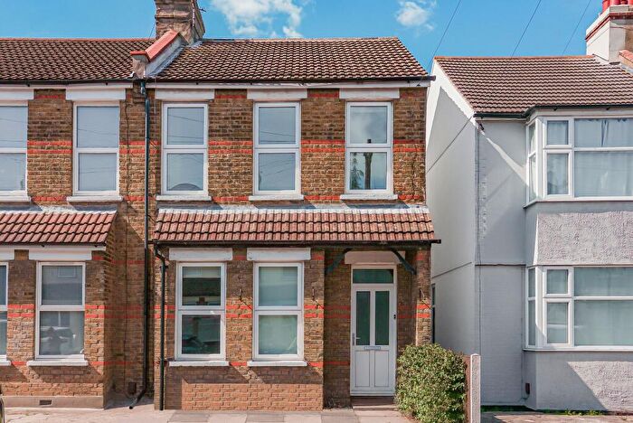 3 Bedroom Semi Detached House To Rent In South Avenue, Southend-On-Sea, SS2