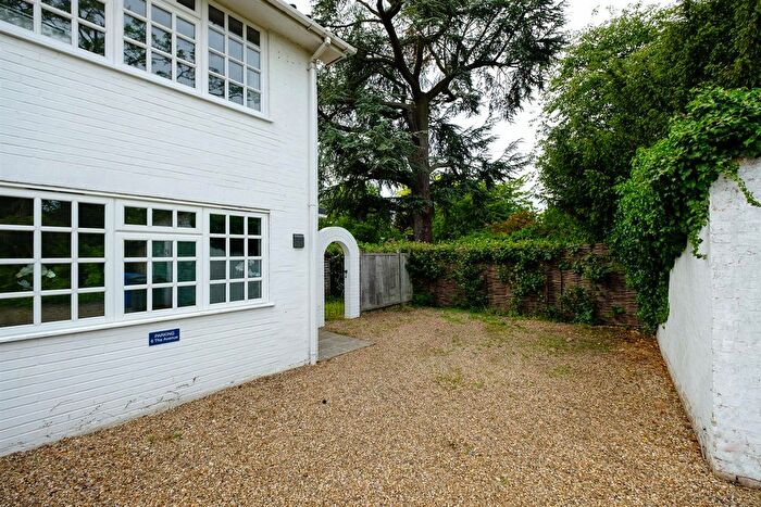 2 Bedroom Maisonette For Sale In The Avenue, Datchet, Slough, SL3